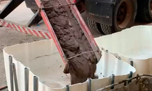 Aplicação de concreto em obra com acabamento técnico